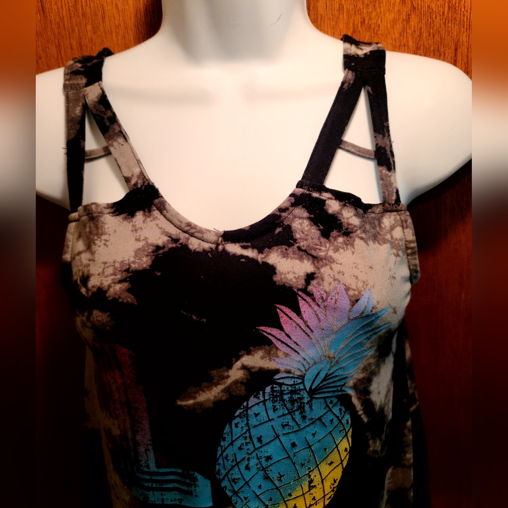 No Boundaries NWT "LOVE" tye dye blackNwhite cut out tank szXS - Picture 2 of 4